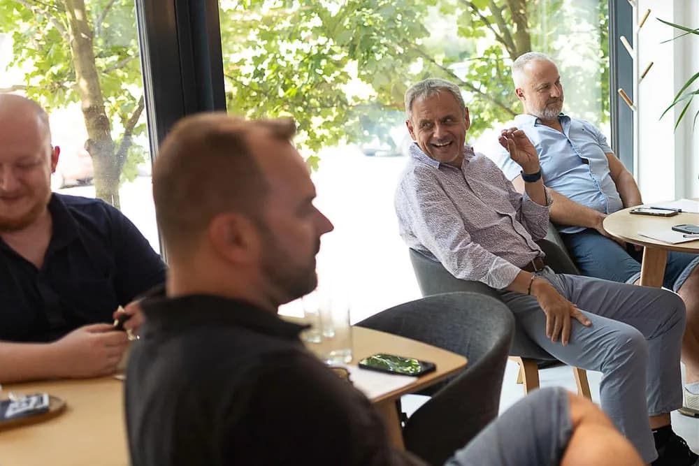 Účastníci klubového setkání České Podnikatelské Aliance v diskuzi